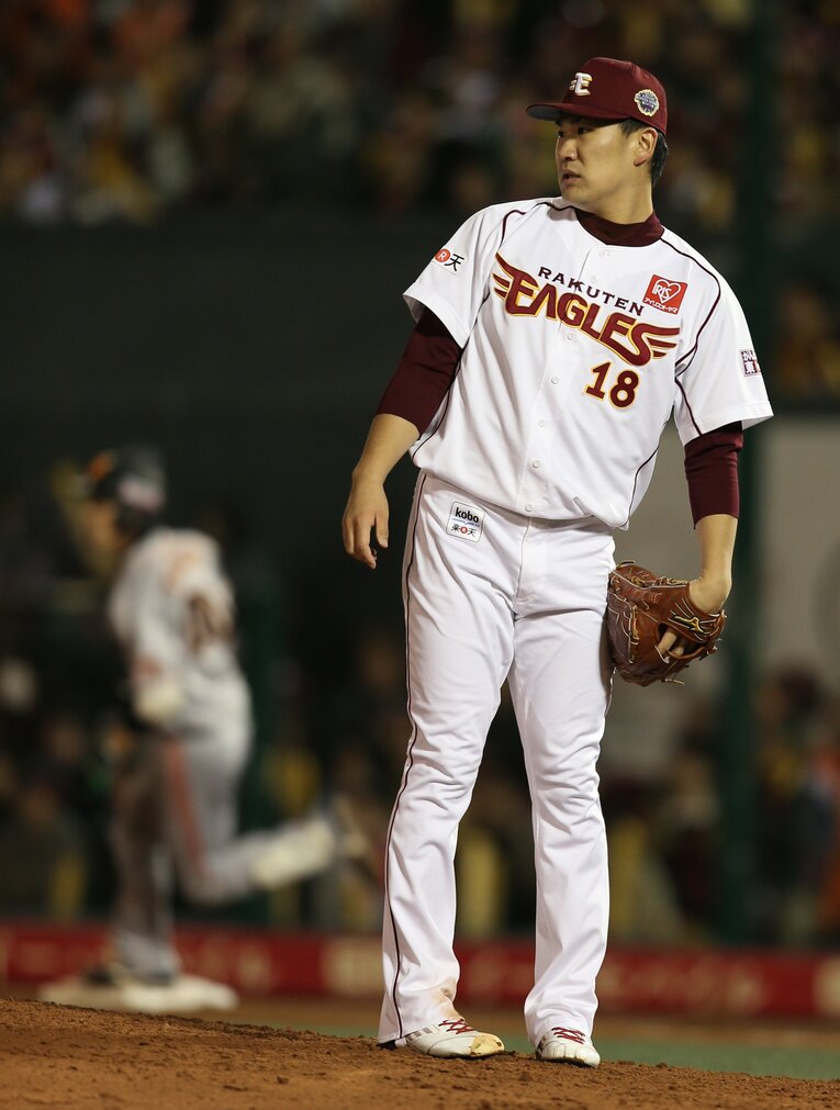 2013年日本シリーズ第2戦・8回表1死、巨人の寺内崇幸（左）にソロ本塁打を打たれた楽天の田中将大　©︎JIJI PRESS