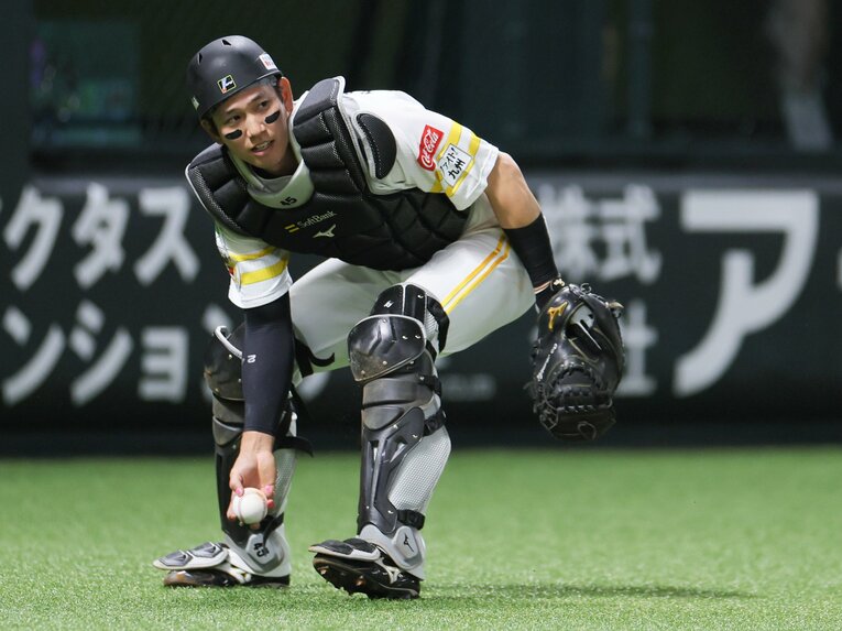 捕手への再転向プランもあった今季。写真はオープン戦で実際にマスクを被った試合 ©JIJI PRESS
