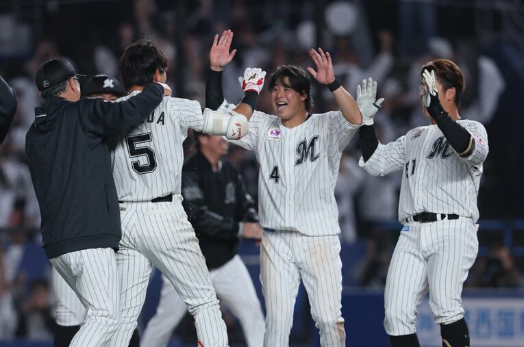 【幕張の奇跡プレイバック】大逆転劇でのCSファイナル進出。選手たちは歓喜の輪を作った　©Chiba Lotte Marines