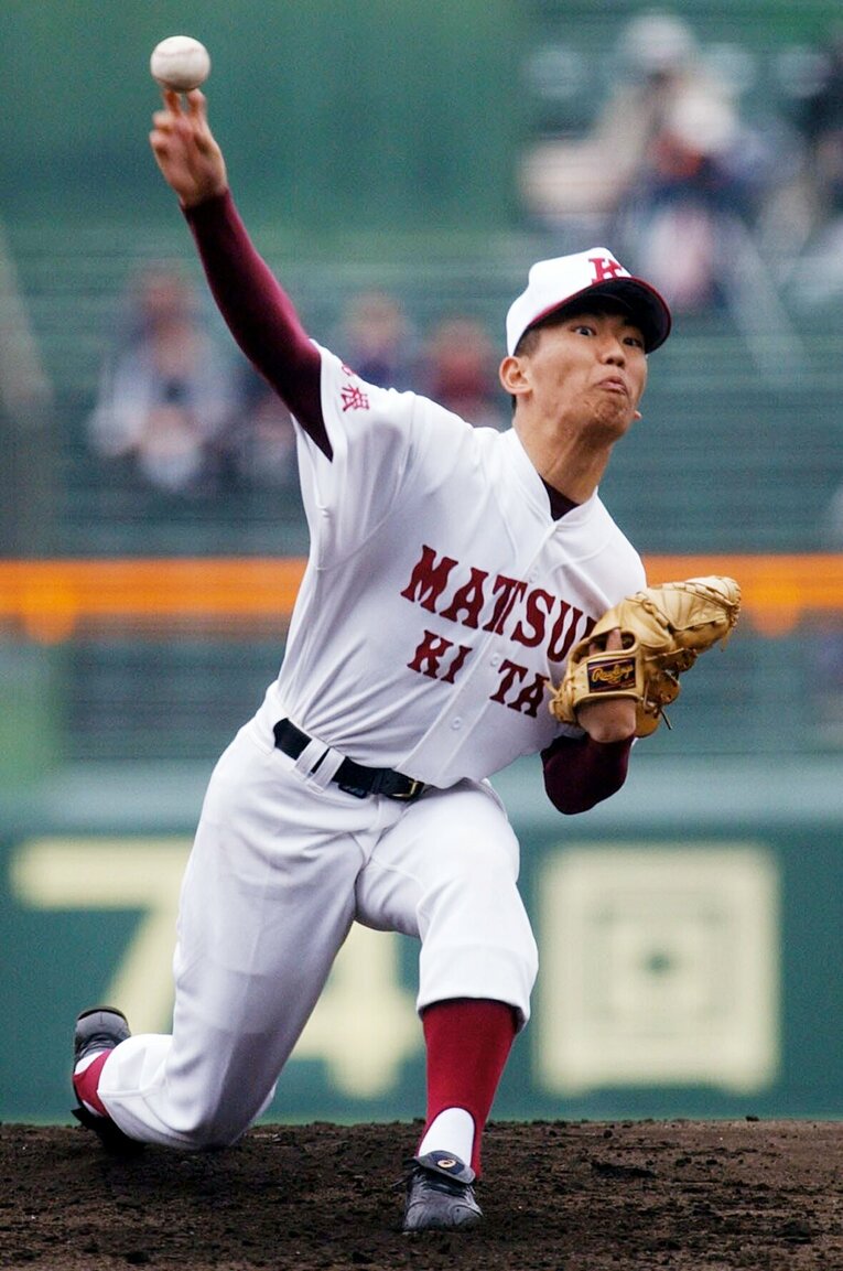 2002年のセンバツ甲子園で登板する松江北高の楠井一騰。1浪の末に東大合格を果たし、東大野球部に入部した　©JIJI PRESS