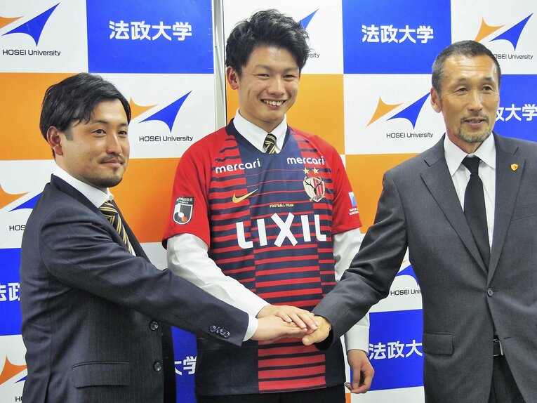 2019年2月に鹿島アントラーズの加入を発表し、椎本邦一スカウト（右）や法政大・長山一也監督（左、当時）と笑顔で写真に収まる上田綺世　©︎KYODO