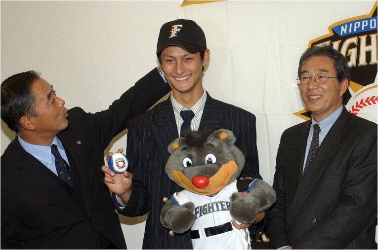 日本ハムが単独指名で釣り上げた東北高・ダルビッシュ。右は当時編成ディレクターだった山田正雄氏　 ／ photograph by JIJI PRESS