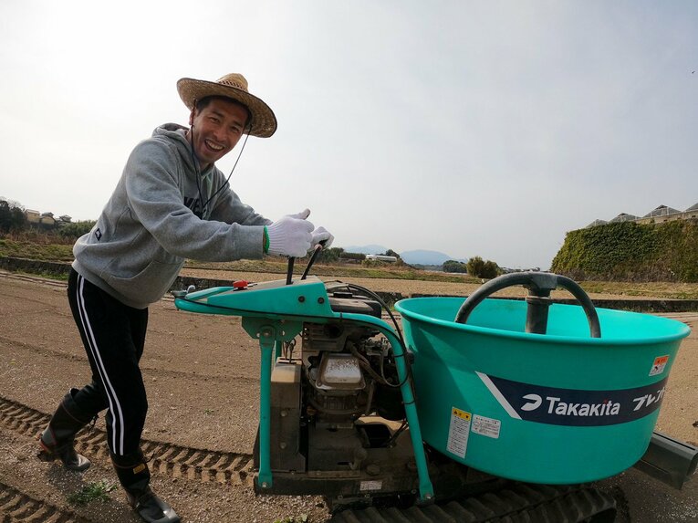 スイートコーンの収穫が今から楽しみと笑顔で語った徳永。地元で充実の時間を過ごしていた