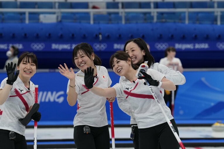 カナダに勝利し、笑顔のロコ・ソラーレ　©JMPA