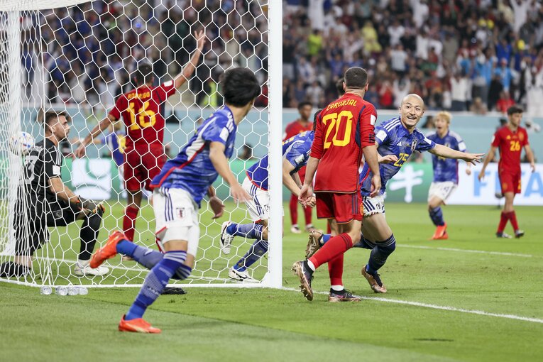 田中碧が身体全体を使って押し込む（奇跡のゴールシーン　20／57）©Kaoru Watanabe/JMPA