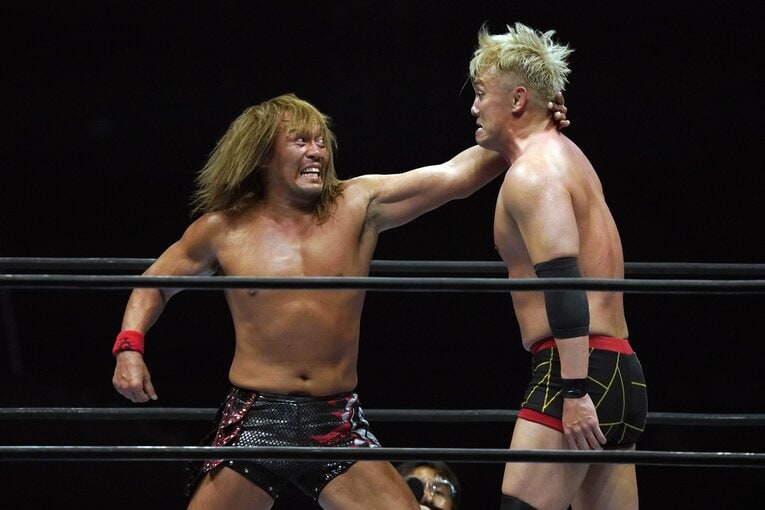 オカダに殴り掛かる内藤