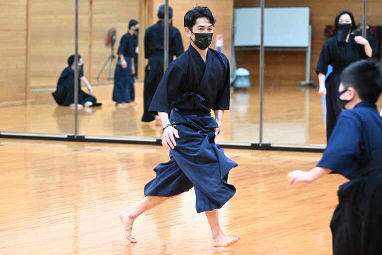 黒いマスクもあいまってさながら忍者のような戸崎総代表　©Keiji Ishikawa