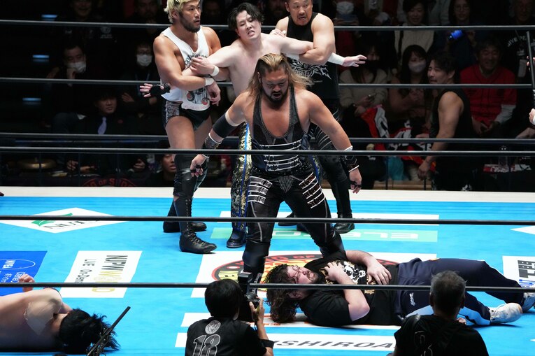 EVILに蹴られるウルフアロン。12月22日、後楽園ホール　©Essei Hara