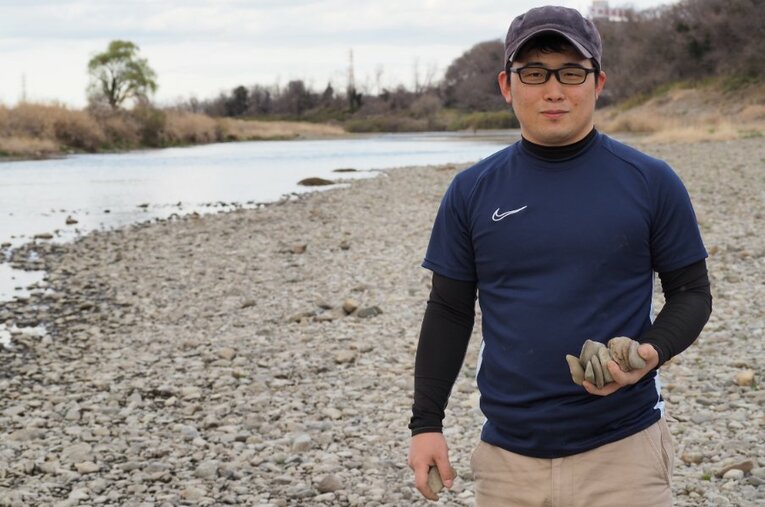 国内屈指、いや世界屈指の水切りの強豪となった橋本さん。ホームグラウンドたる栃木県小山市の思川にて ／ photograph by Yu Saito