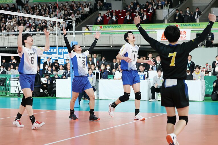 春高バレー3連覇を達成した駿台学園。データバレーを駆使し、世代を牽引してきた　©︎JIJI PRESS