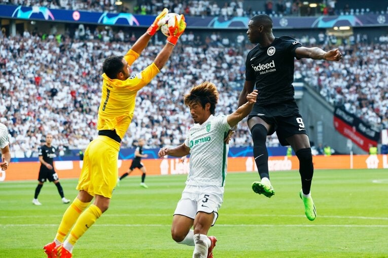 「“鎌田大地と守田英正が一緒に写った1枚”を狙いたいけど…」「長谷部誠はすでにコーチのように」CL日本人対決と“美しい夕焼け”撮影ウラ話(10)