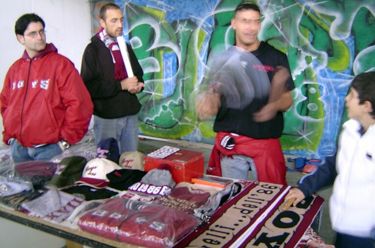 潜入写真！無法ウルトラスの実態。スタジアム内を包む炎に発煙筒……。(4) ／ photograph by Takashi Yuge