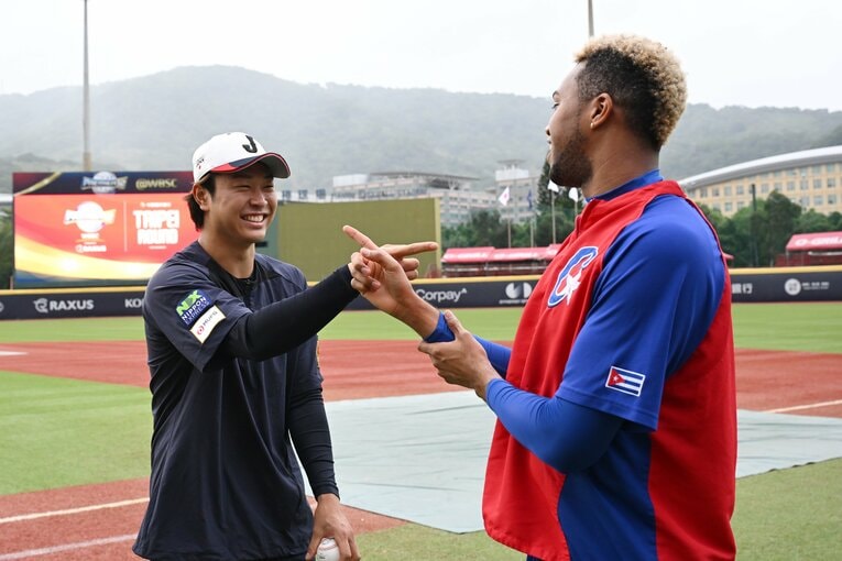 プレミア12で再開した高橋宏斗とじゃれ合うライデル・マルティネス　©︎Getty Images