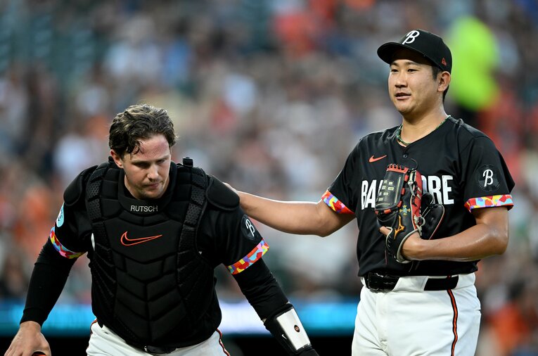 バッテリーを組むアドリー・ラッチマンを労う菅野　©Getty Images