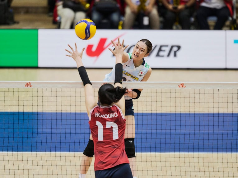 力強さが増している佐藤淑乃のスパイク　©︎Yuki Suenaga