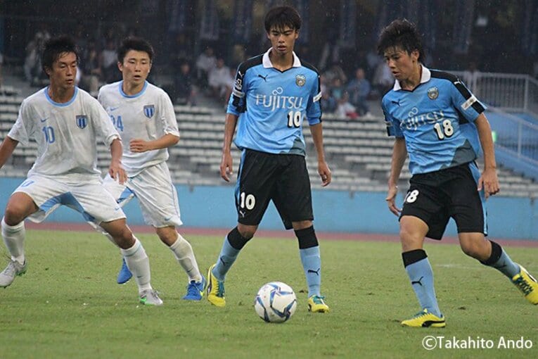 川崎U-18時代の三笘薫と田中碧 ／ photograph by Takahito Ando