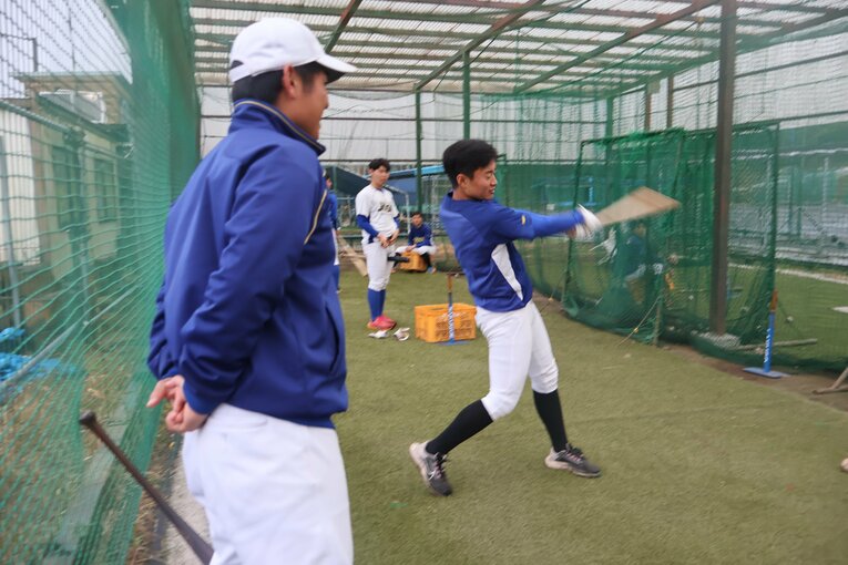 鹿児島城西高の監督に就任した道端。現在の指導風景　©Fumi Sawai