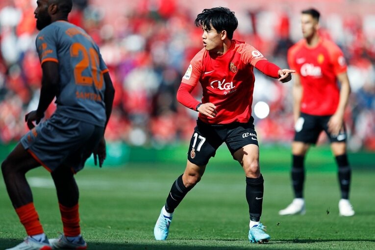 久保建英が“不可解判定”に怒った！ ラフプレーに抗議→イエローも…「バモス！クボ」とファンが信頼する理由〈撮影者の視点〉(34)