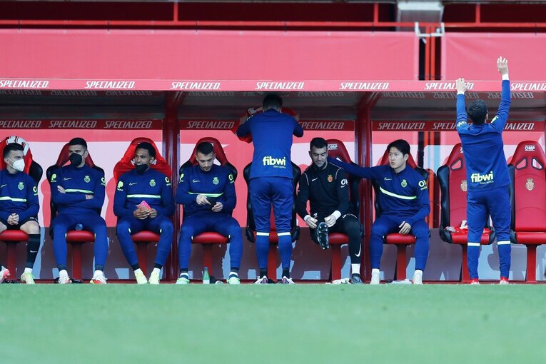 久保建英“オレが蹴る”FK弾→手荒い祝福に「い、痛いんですけど」 カメラマンが至近距離でとらえた一撃と、ファンから“感謝の大拍手”(6)