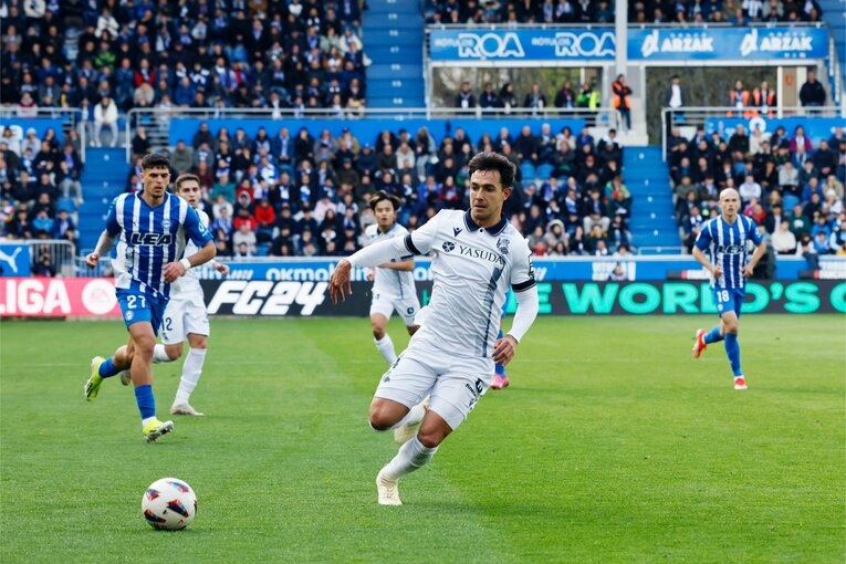 久保からのスルーパスに反応したスビメンディ　©Daisuke Nakashima