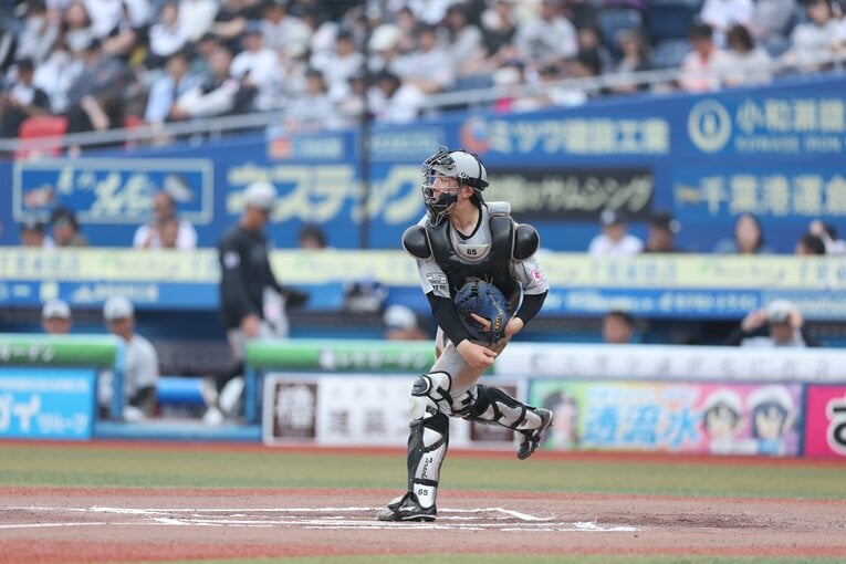 捕手としても実力を発揮する　©︎Chiba Lotte Marines