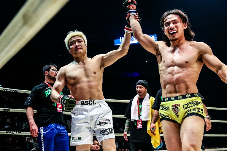 逆転勝利した矢地を称える五味　©RIZIN FF Susumu Nagao