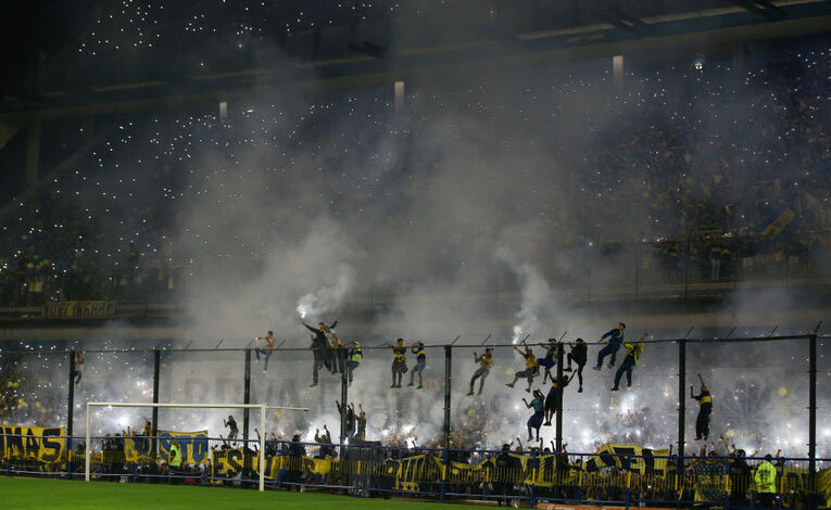 2018年のボンボネーラ。ゴール裏の金網によじ登るサポーターたち　©Getty Images