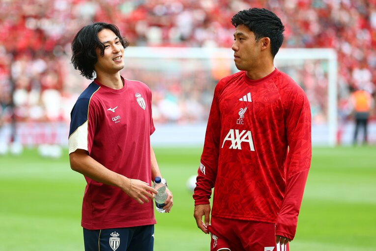 モナコ戦前に談笑する南野と遠藤（写真は右に続きます）　©Getty Images