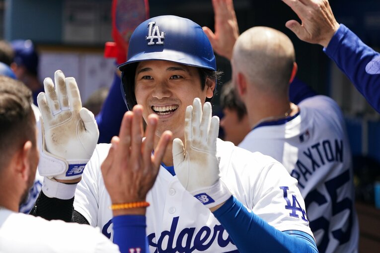 9号先制ホームランを放ち、チームメイトの祝福に満面の笑顔で応える大谷翔平　©︎Shizuka Minami