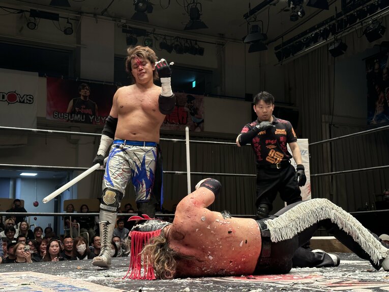 スワイプすると「エル・デスペラードvs葛西純」など激闘写真をご覧になれます　©Norihiro Hashimoto