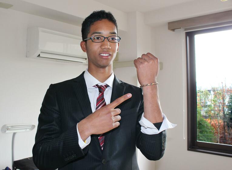 2015年1月。オリックスの球団寮に入り、お守りのブレスレットを見せるドラフト2位の宗　©KYODO