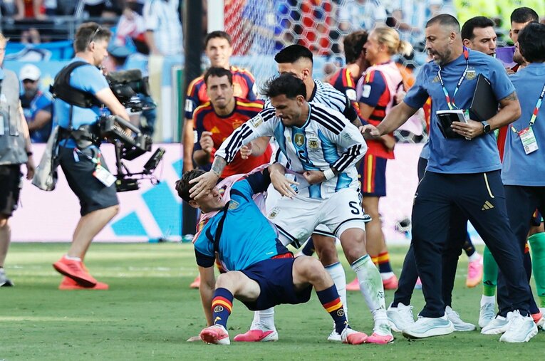 アルゼンチンvsスペインのW杯決勝後に揉めた、ガビとパレデス（写真は右に続きます）　©Mutsu Kawamori