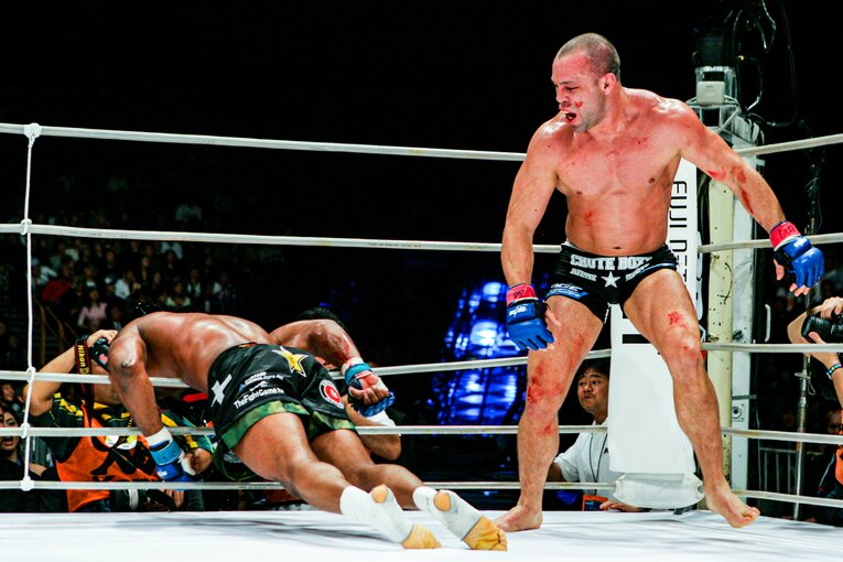 完全に失神したジャクソンと返り血を浴びたシウバ（7枚目／全10枚）©Susumu Nagao