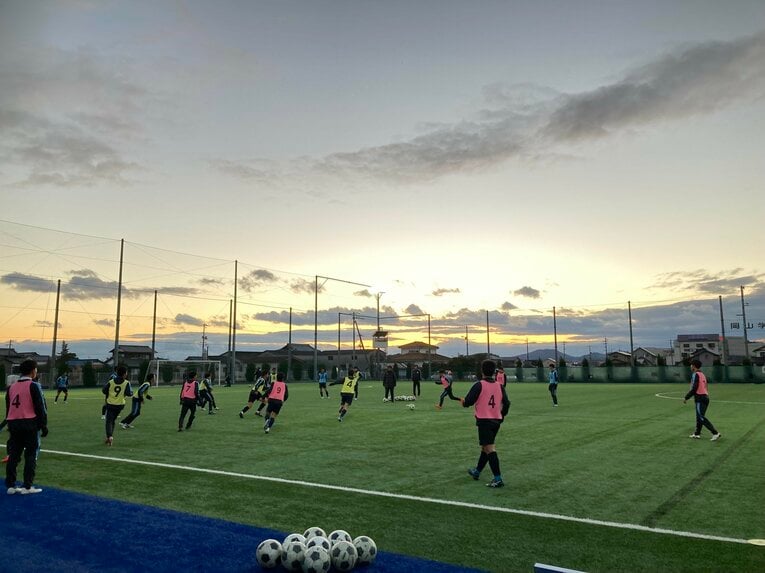 岡山学芸館の人工芝グラウンド