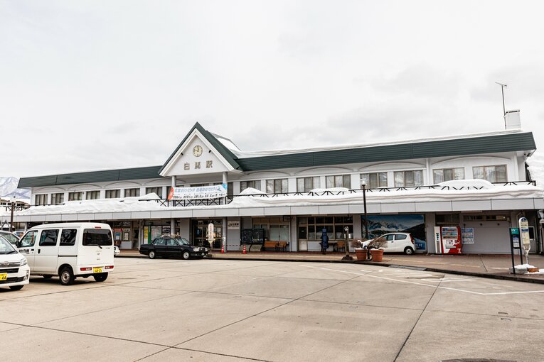 JR白馬駅。駅前のタクシーをよく見ると、屋根にスキーやスノボを載せられるようになっている
