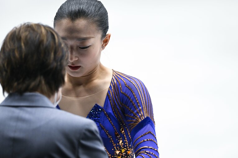 フリー演技前、中野コーチと会話する坂本。覚悟を決めた瞬間だった　©Asami Enomoto