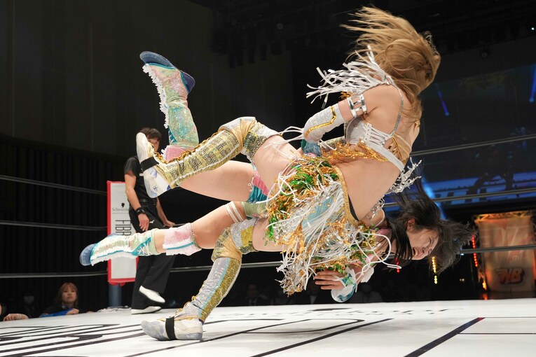 スピアー・タックルで上谷沙弥を吹っ飛ばす玖麗さやか。2023年12月25日、品川インターシティホール　©Essei Hara