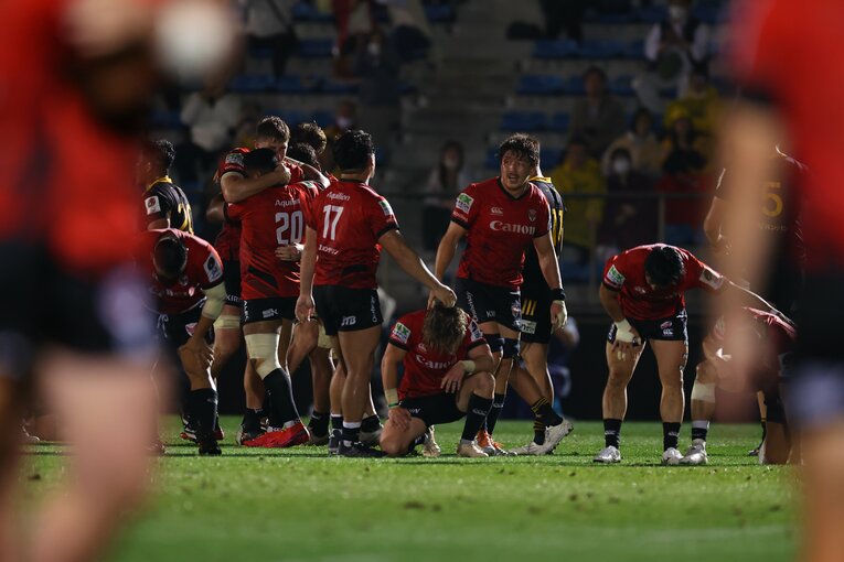 試合終了直後、膝をついたSHデクラーク。激戦を物語るシーンだった　©︎JRLO