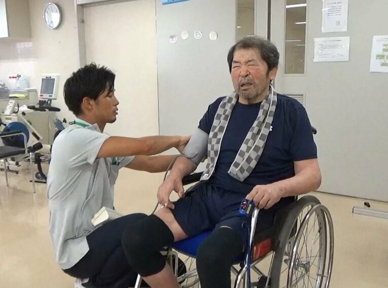 パーキンソン病によって徐々に体が動かなくなっていく中、マサさんは懸命にリハビリに励んだ　©株式会社アンサンヒーロー