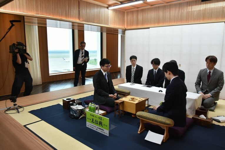 王位戦第3局は新千歳空港で行われた　©日本将棋連盟