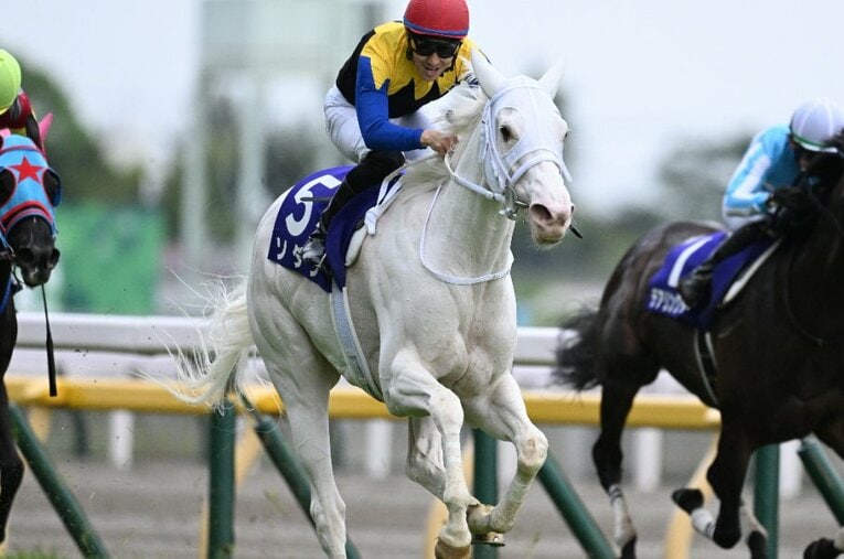 5月15日のヴィクトリアマイルにて、豪快に抜け出し勝利したソダシと吉田隼人 ／ photograph by Keiji Ishikawa