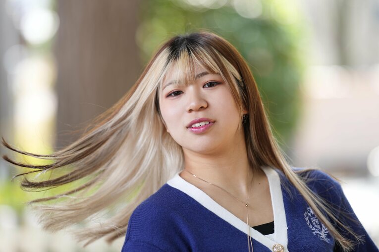 明るくなった髪を風になびかせる　©Essei Hara