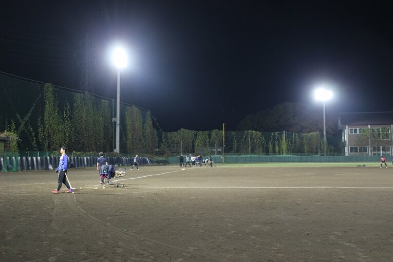 しっかりとしたナイター設備の中で練習する部員たち　©NumberWeb