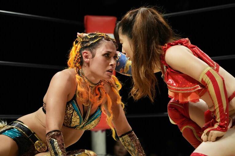 藤本つかさと顔を合わせたジュリア　©Essei Hara