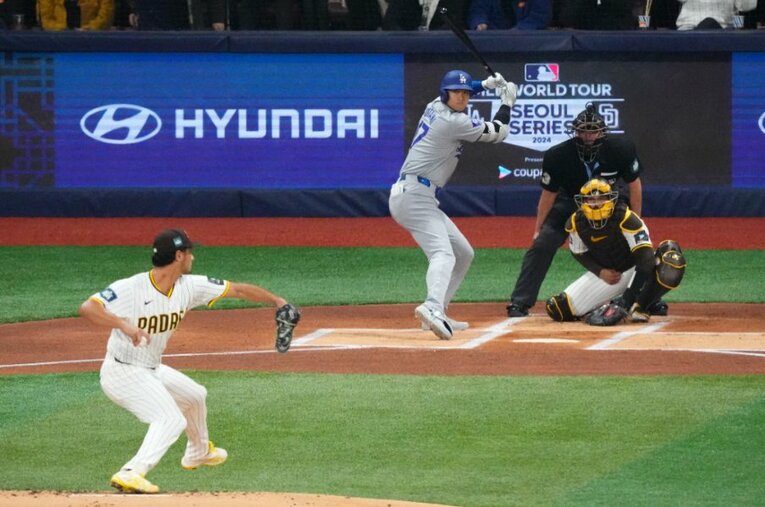 ダルビッシュ有と大谷翔平の夢の初対決にもピッチクロックの余波が…。昨季から始まったMLBの「新しい時間感覚」が与える影響とは？ ／ photograph by Getty Images