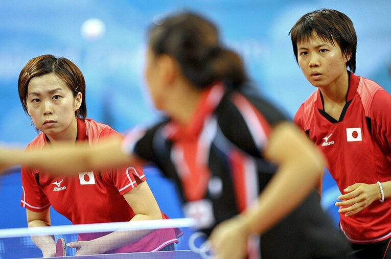 韓国との3位決定戦、2連敗で追い込まれた3戦目のダブルスを平野早矢香（右）と戦った福岡春菜。 ／ photograph by AFLO