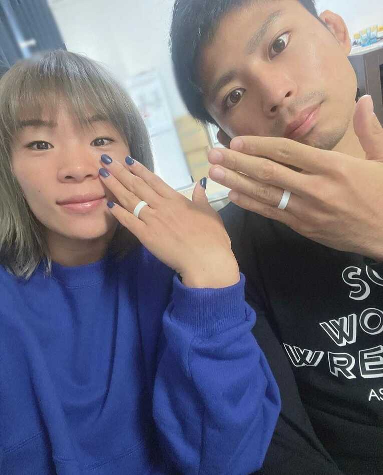 お揃いのシリコンリングをはめて2ショット　©Risako Kawai（本人Instagramより）