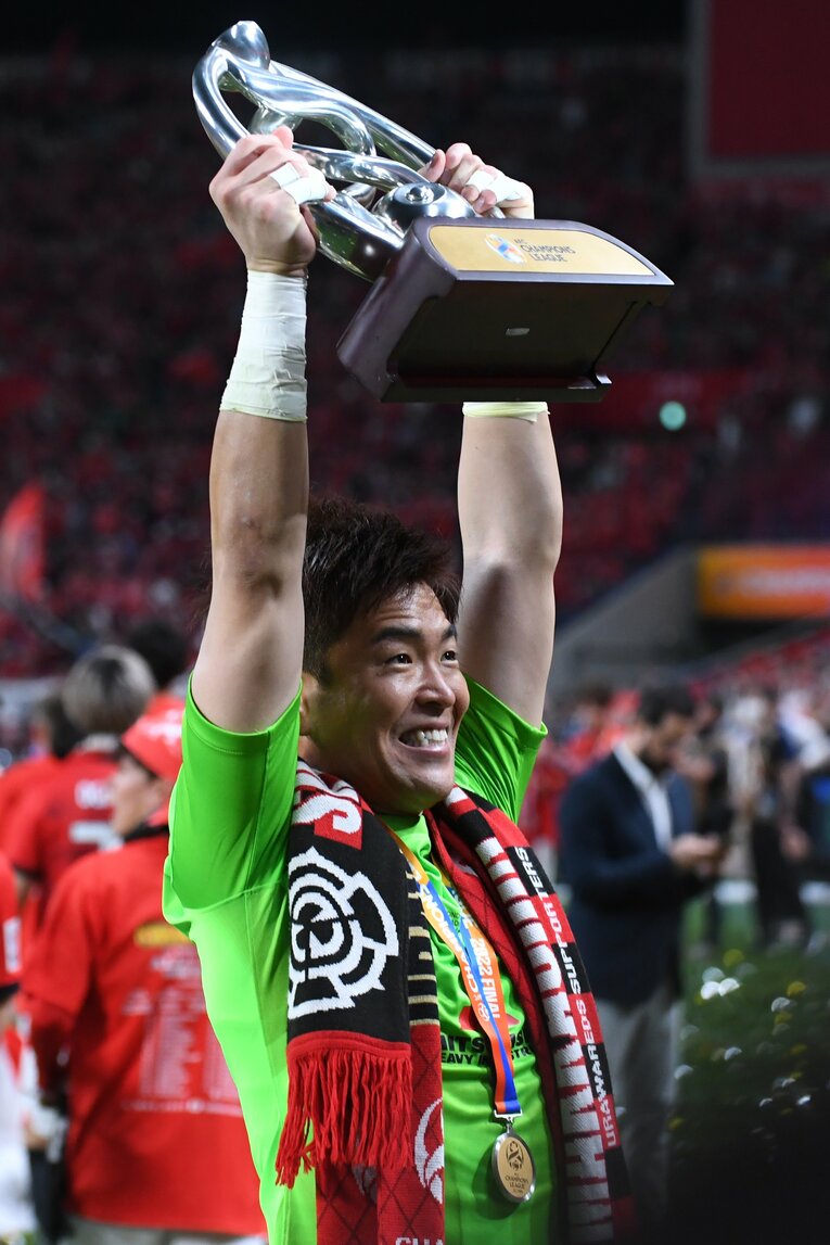 トロフィーを掲げる西川周作