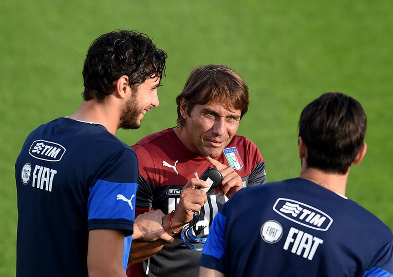 ラノッキアらと談笑するコンテ監督（2015年） ©Getty Images