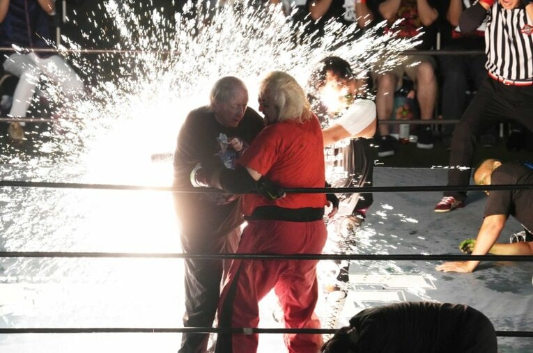 ドリー・ファンク・ジュニアの背中に電流爆破バットを振る大仁田厚。8月24日、富士通スタジアム川崎 ／ photograph by Essei Hara